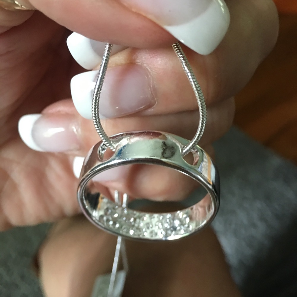Silver colored neckless rhinestones in middle